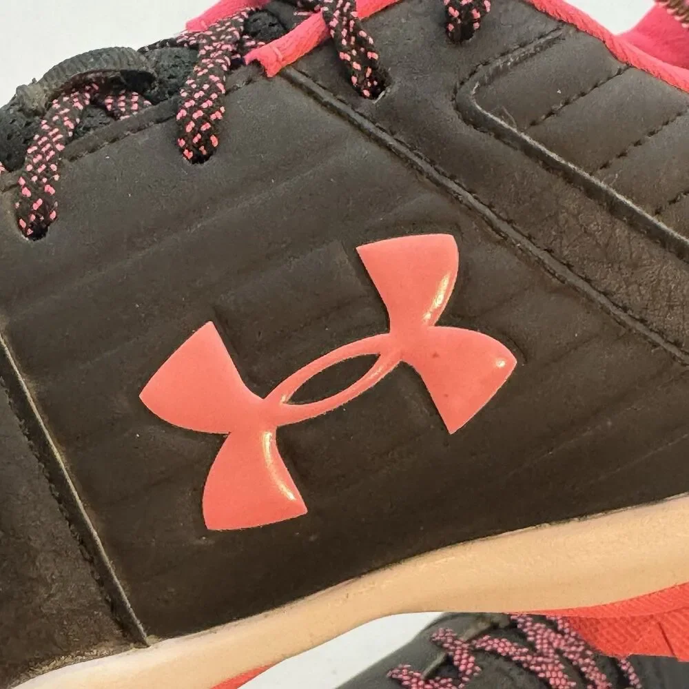 Under Armour LeadOff Low JR Cleats Youth 6 Women 7.5 Black Hot Pink 3022072-002